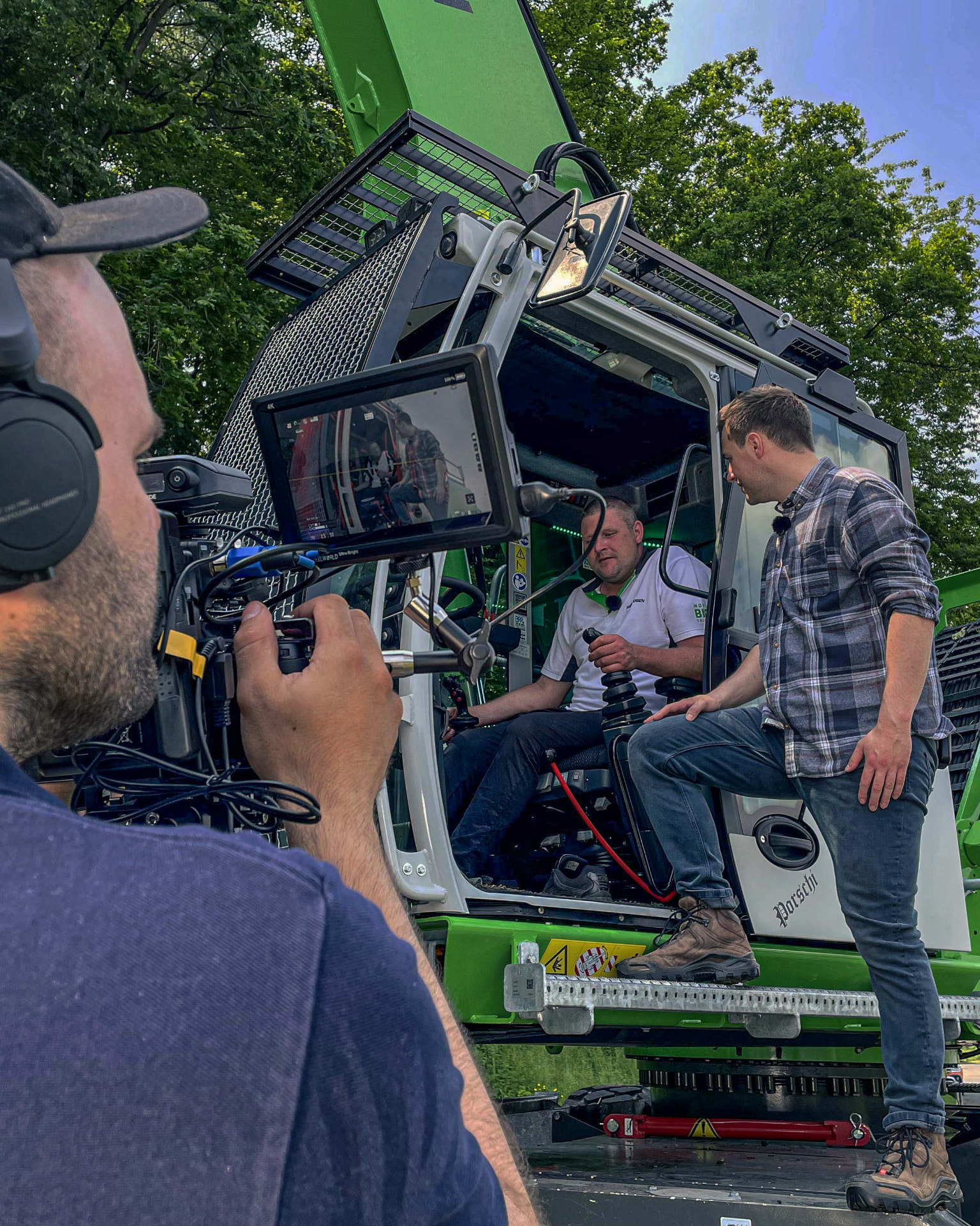 on:LAND bei einer Videoproduktion und technischen Abstimmung direkt an einer Maschine.