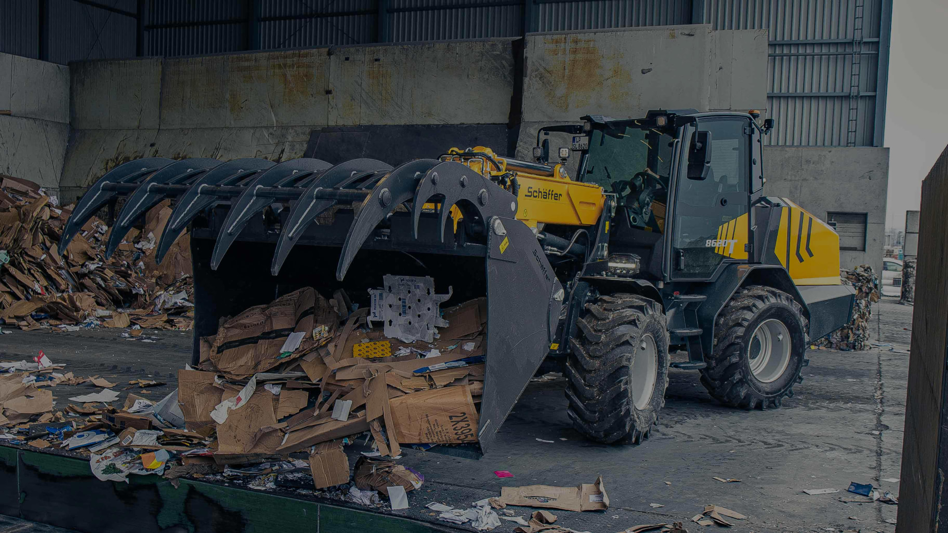 Schäffer Radlader 8620 T mit Greifschaufel im Recyclingbetrieb